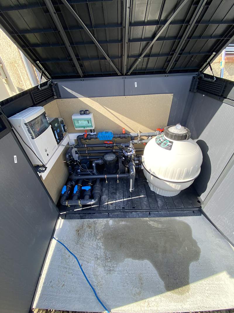 Abri extérieur de filtration de piscine avec filtre, pompe et électrolyseur, avril 2026