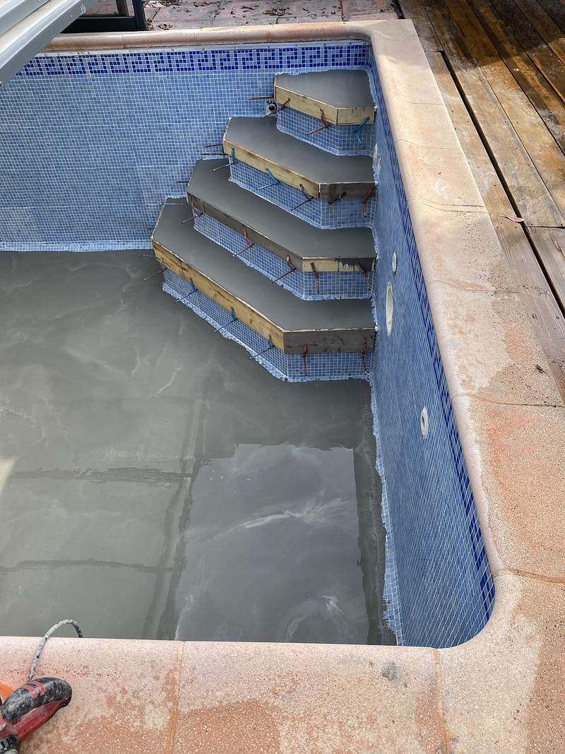 Escalier de piscine carrelée en cours de rénovation à Aussonne