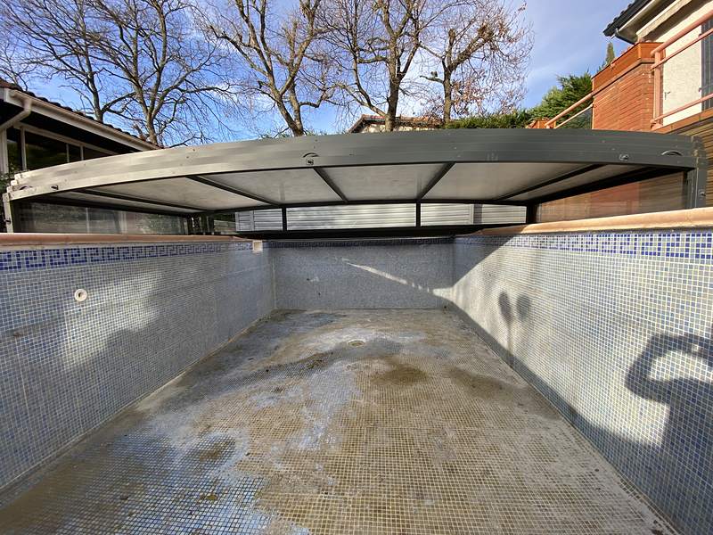 Piscine en mosaïque carrelée vidée avant rénovation à Aussonne