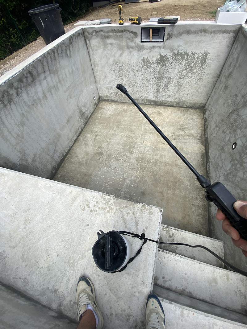 Bassin béton avec escalier et banquette avant la pose de membrane armée à Auzeville-Tolosane, juin 2026
