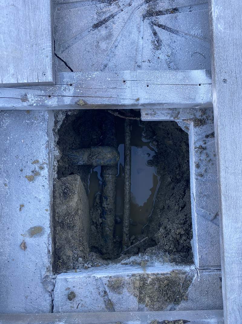 Terrasse bois ouverte pour accéder à la canalisation de refoulement d'une piscine à Balma, septembre 2026