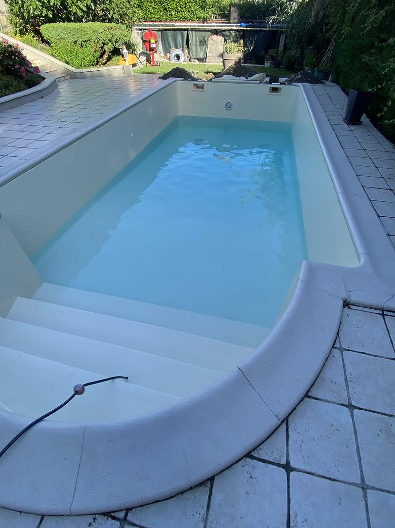Piscine rénovée en membrane armée sable avec escalier roman, remise en eau à Castelmauroux, juin 2026
