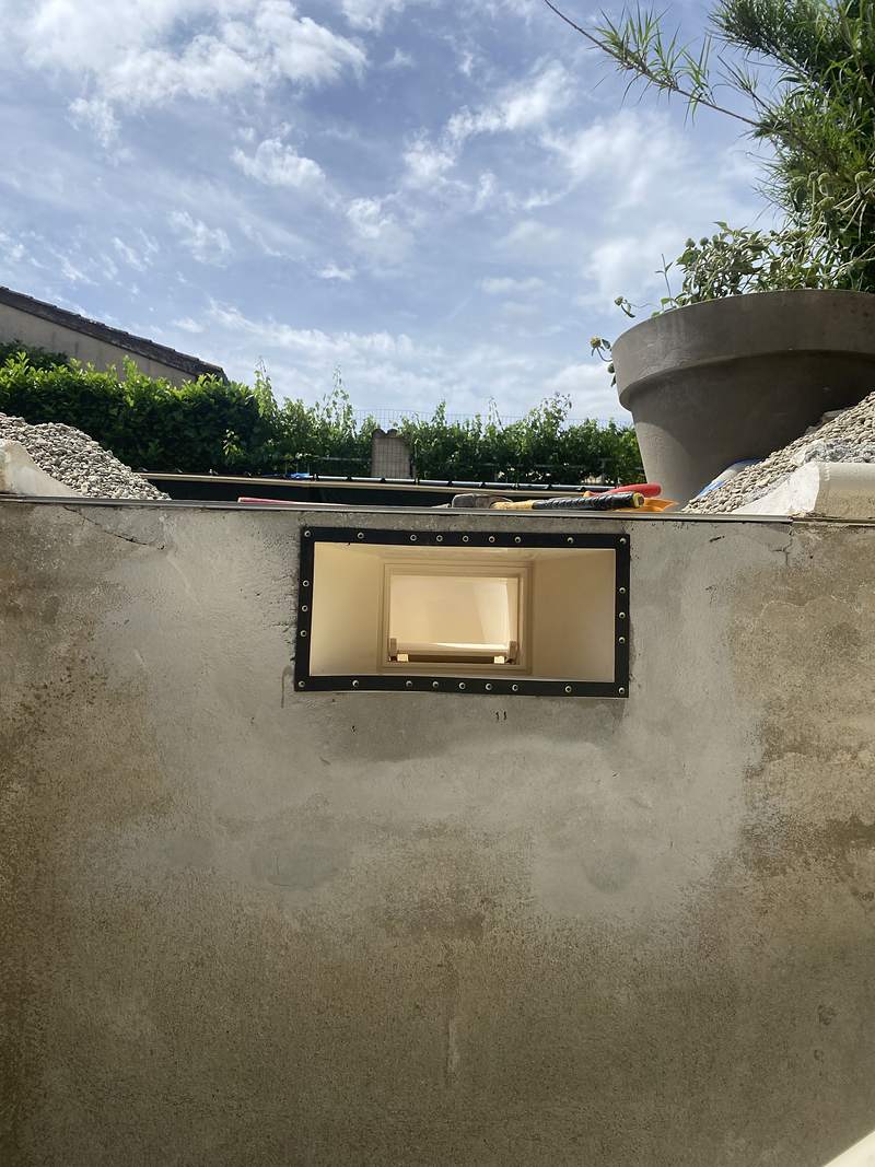 Skimmer neuf posé dans la paroi de la piscine à Castelmauroux, juin 2026