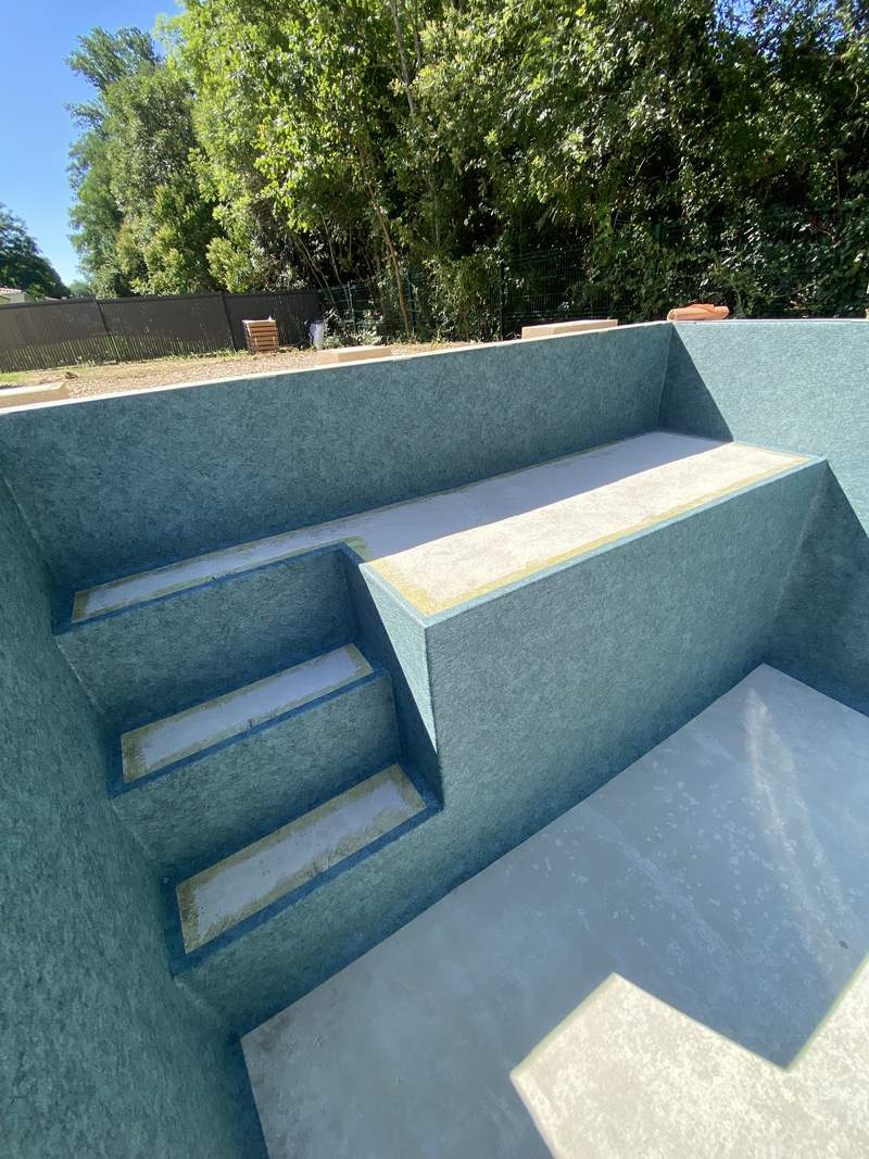 Escalier d'angle et banquette habillés de membrane armée 3D Touch Green à Auzeville-Tolosane, juillet 2026