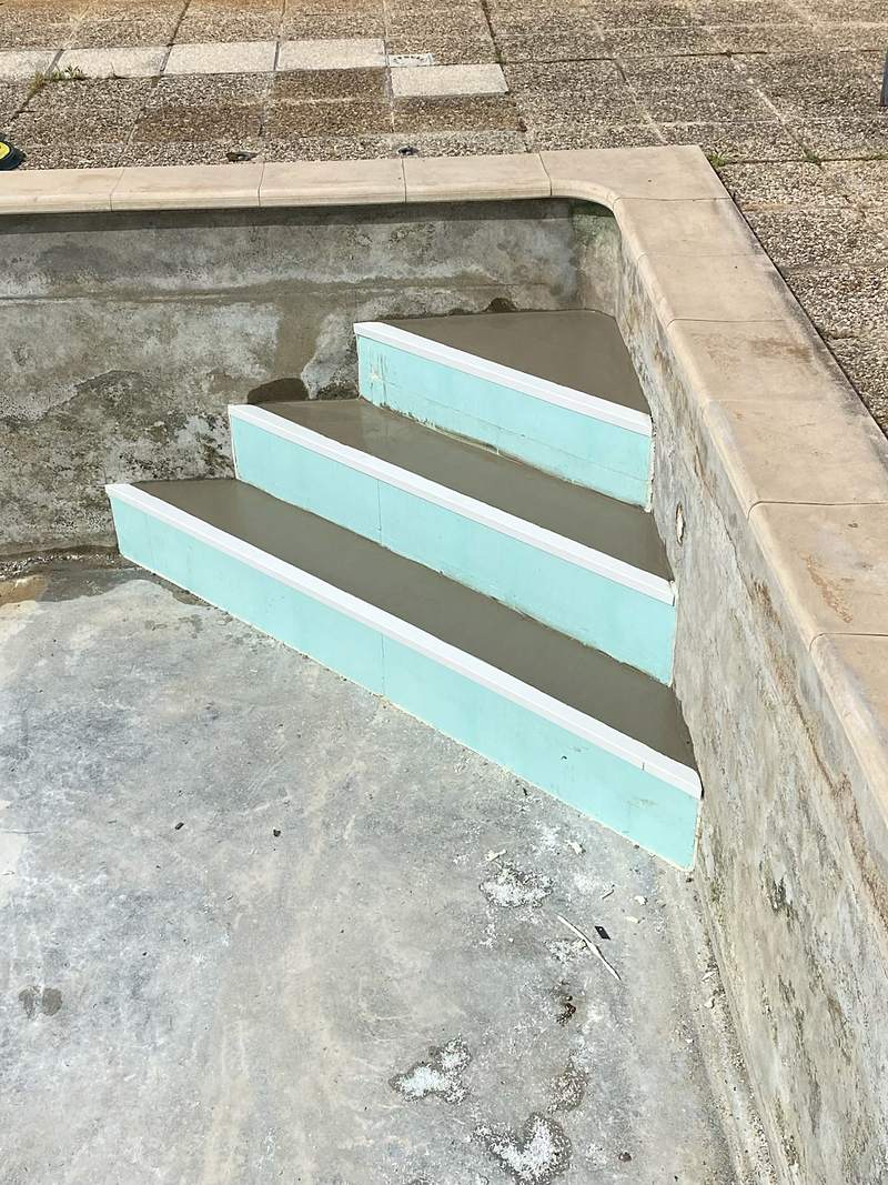 Création d'un escalier maçonné dans une piscine à Grenade : marches coffrées et coulées, avril 2026