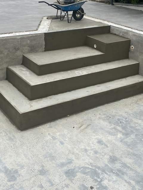 Escalier de piscine maçonné terminé, avant la pose du revêtement, à Grenade