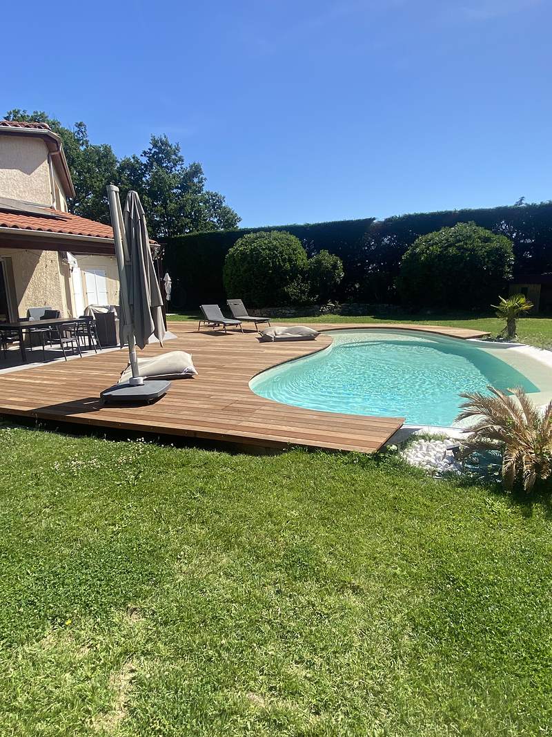 Piscine en forme de haricot bordée d'une terrasse en bois à Grenade, mai 2026