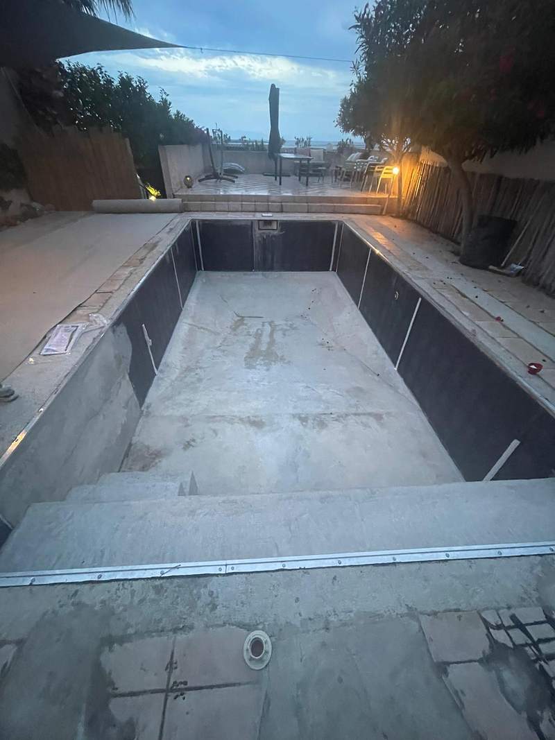 Piscine de Leucate vidée avant sa rénovation en membrane armée