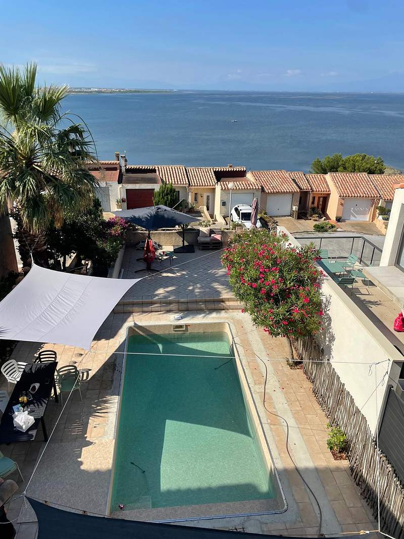 Piscine rénovée en membrane armée 3D Touch Granit Sand avec vue sur l'étang à Leucate