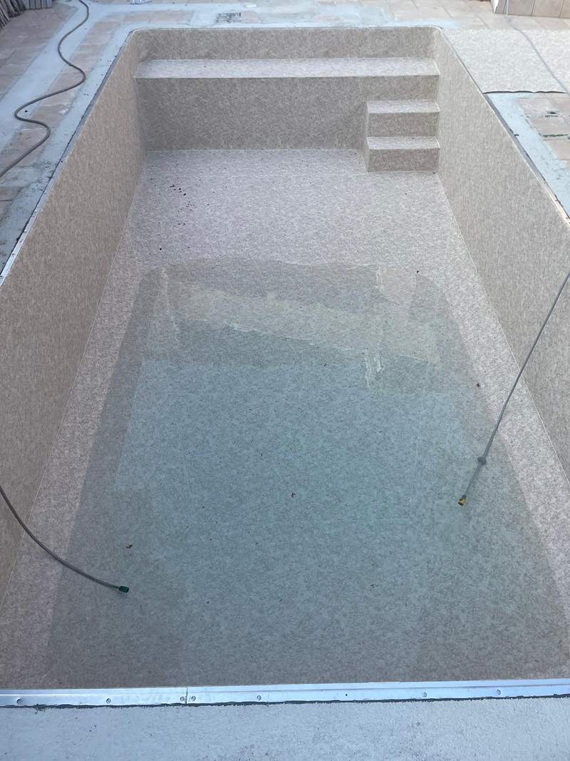 Escalier et bassin habillés de membrane armée 3D Touch Granit Sand pendant la remise en eau à Leucate