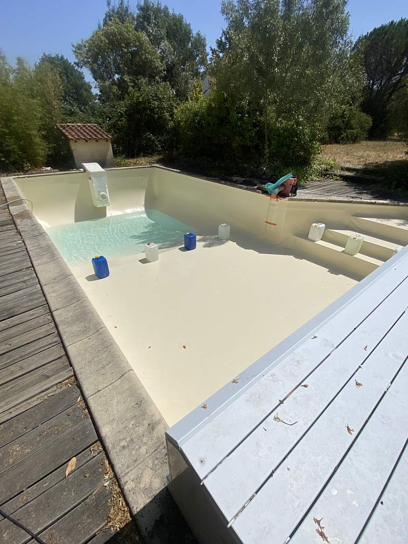 Piscine rénovée avec un liner couleur sable à Merville, août 2026