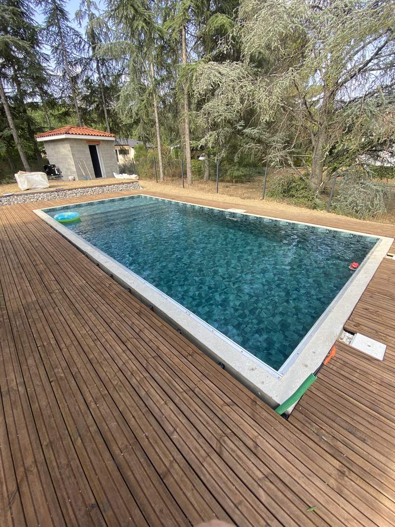 Piscine rectangulaire en membrane armée bordée d'une terrasse en bois à Castelnau-d'Estrétefonds, août 2026