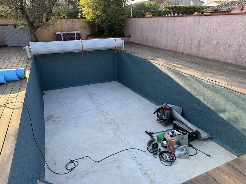 Pose de membrane armée 3D Touch Green Fidji sur les parois d'une piscine à Saint-Alban