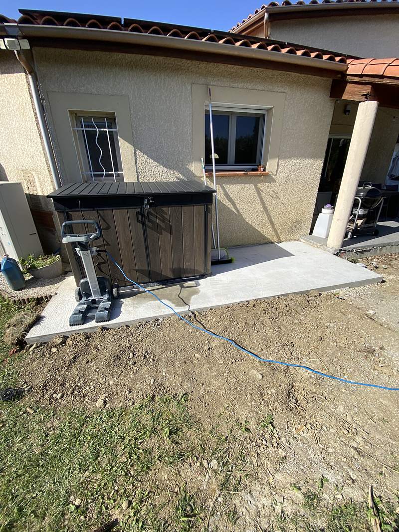 Abri de filtration installé sur sa dalle béton neuve à Seilh, avril 2026