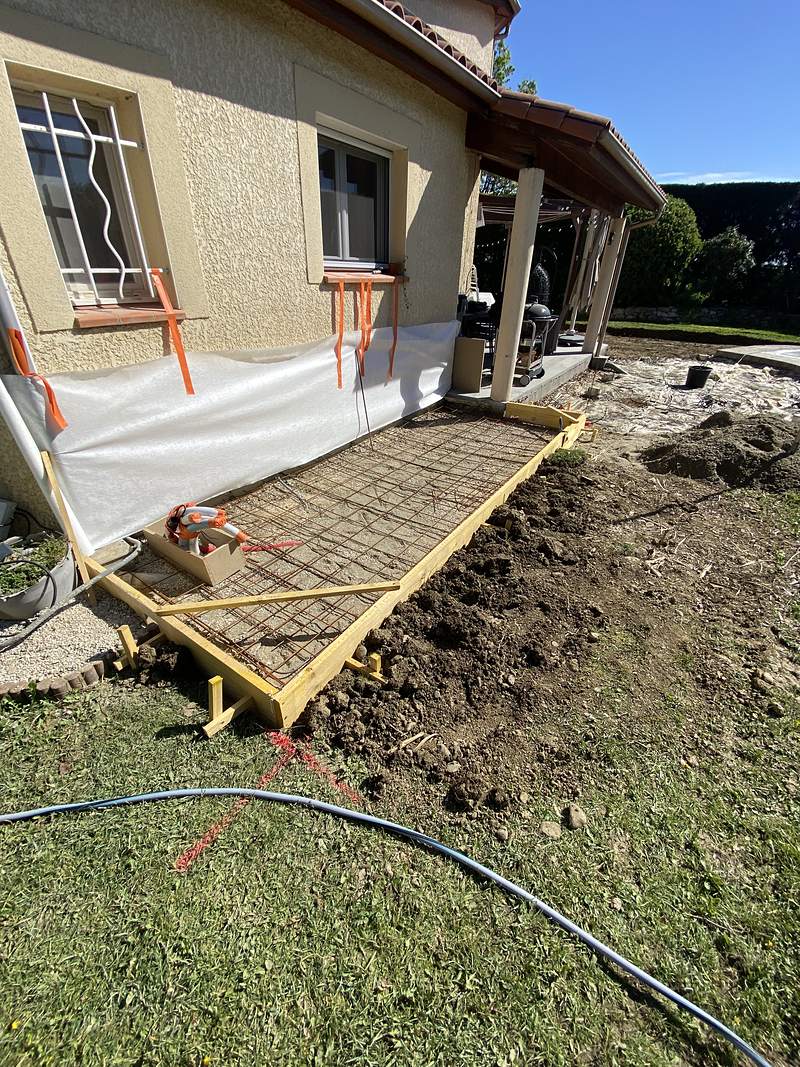 Coffrage et ferraillage de la dalle béton du local de filtration à Seilh, avril 2026