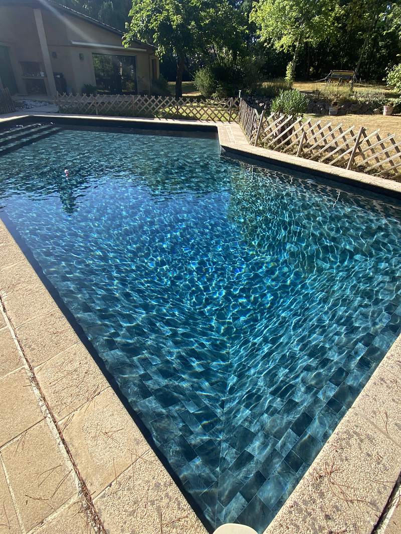 Piscine rénovée en membrane armée 3D Touch Brown Basalt Black Slate à Vacquiers, juillet 2026